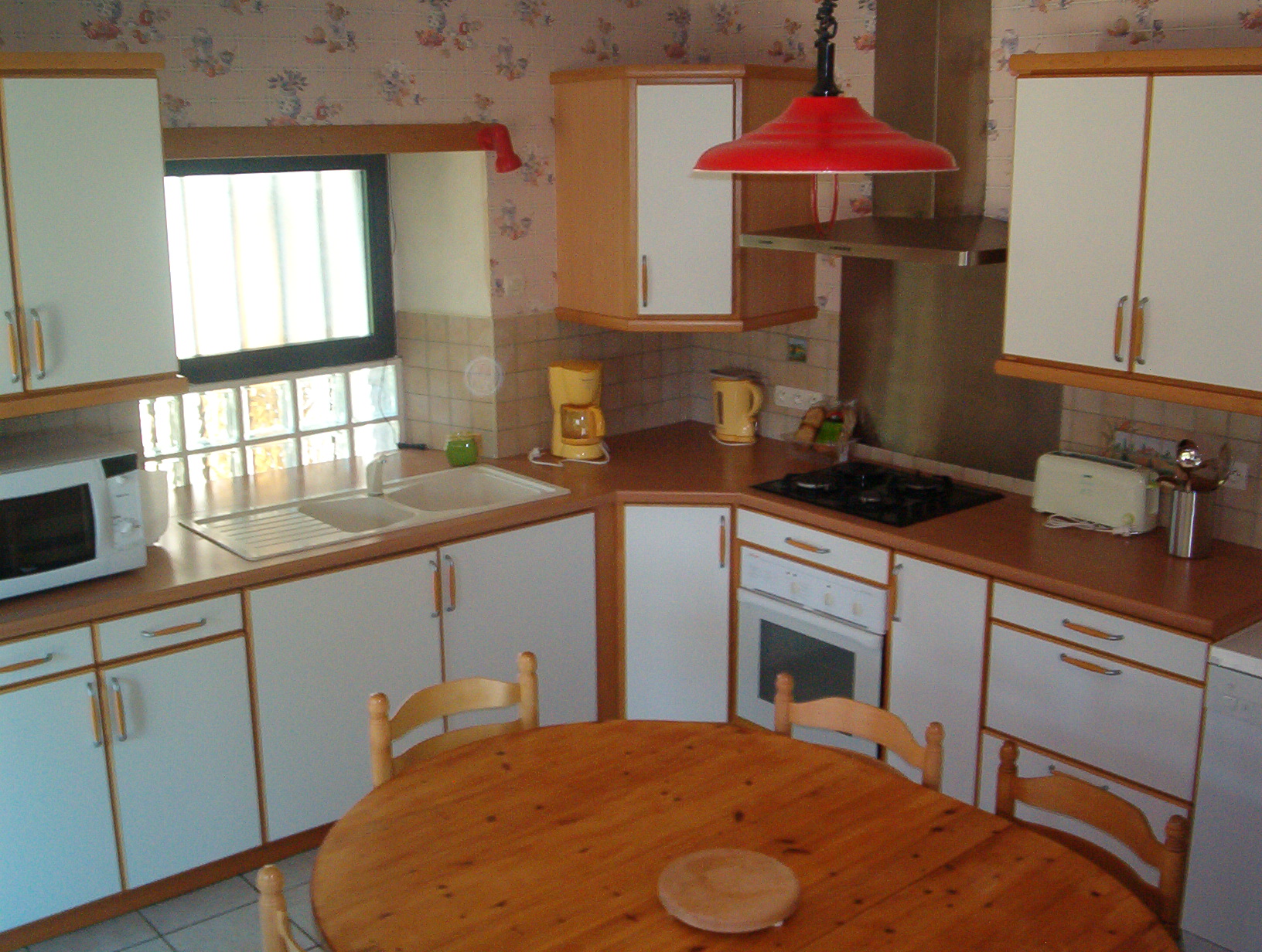 Grande salle commune et cuisine partagée du gîte